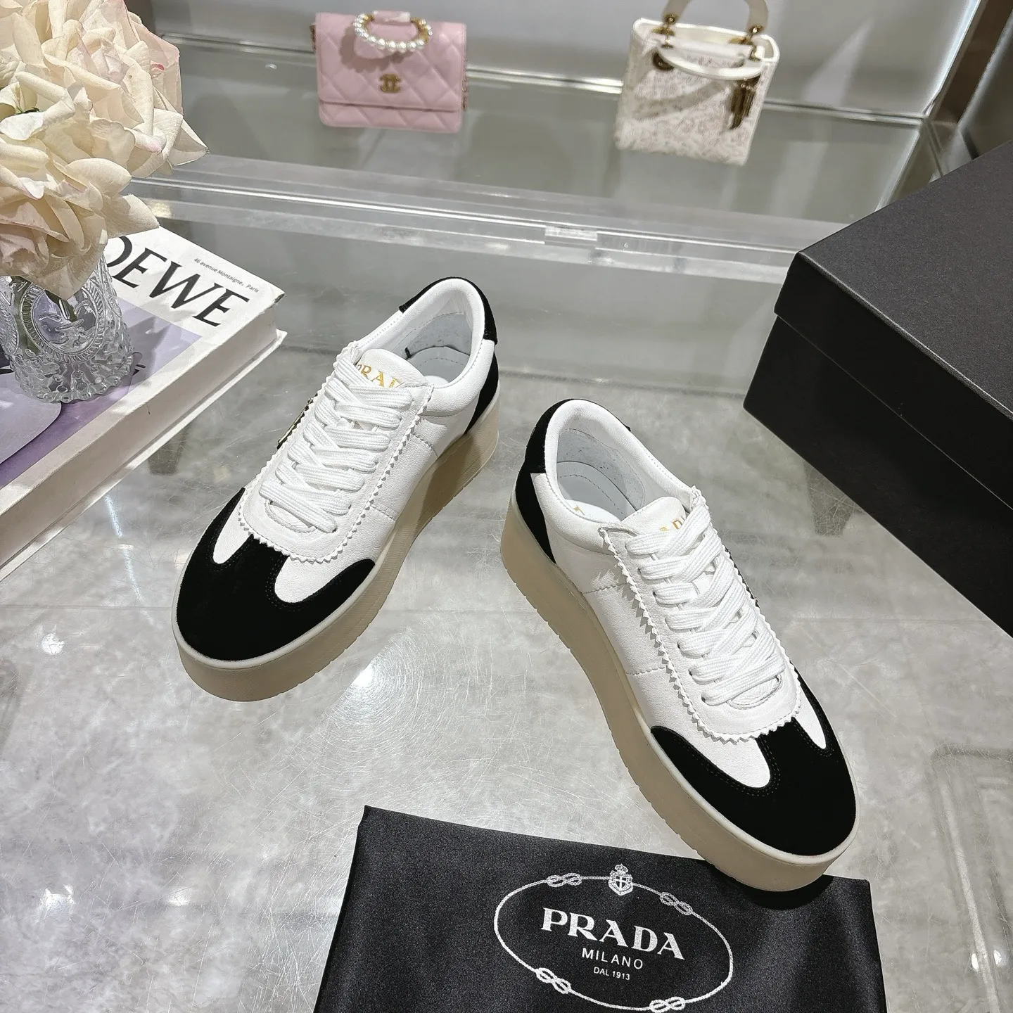👟👟Ex-factory price 540👟👟 Prada 25 new thick-soled casual sneakers. This sneaker continues the timeless silhouette and is a new classic item. Crafted from leather to enhance style. The style is light, with a triangle buckle logo and a 5CM thick sole. It is suitable for all seasons and can be matched with all kinds of casual styles. In an era where various styles are full of attention, the most long-term companion and the one that captures people's hearts bit by bit is undoubtedly the white shoe. Fabric: Cowhide Lining: Sheepskin Outsole: Original TPU two-color outsole Sole thickness: 5CM Size female 35-40